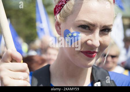 Donna durante la marcia Pro European a Varsavia il 6 maggio 2017. (Foto di Maciej Luczniewski/NurPhoto) *** Please use Credit from Credit Field *** Foto Stock