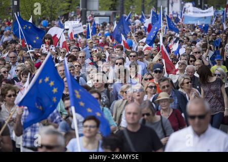 Persone durante la marcia Pro European a Varsavia il 6 maggio 2017. (Foto di Maciej Luczniewski/NurPhoto) *** Please use Credit from Credit Field *** Foto Stock