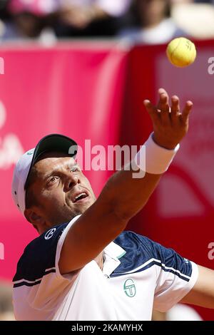Il tennista lussemburghese Gilles Muller serve al tennista spagnolo Pablo Carreno Busta durante la partita di tennis finale del Portugal Open, a Estoril, vicino Lisbona, il 7 maggio 2017. Il tennista spagnolo Pablo Carreno Busta ha vinto 62 76(5). (Foto di Carlos Palma/NurPhoto) *** Please use Credit from Credit Field *** Foto Stock