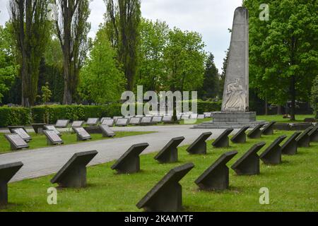 Una visione generale del memoriale ai soldati dell'esercito sovietico cadde nella battaglia per la liberazione di Cracovia e tombe, vista nel 72nd° anniversario della fine della seconda guerra mondiale, al cimitero di Rakowicki a Cracovia. Lunedì 8 maggio 2017 a Cracovia, Polonia. *** Utilizzare il campo credito da credito *** Foto Stock