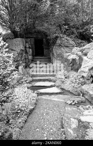 Una porta segreta in un giardino giapponese Foto Stock