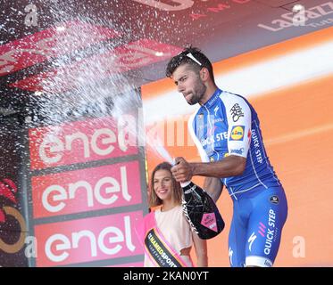 Il colombiano Fernando Gaviria del team Quick-Step festeggia sul podio dopo aver vinto la 5th tappa del giro d'Italia 100th, Tour d'Italia, gara ciclistica da Pedara a Messina il 10 maggio 2017 in Sicilia. Gaviria, della scuderia Quick Step, aveva preso il comando della gara vincendo la terza tappa di domenica e ottenuto il suo secondo successo in un volata al termine della corsa 159km da Pedara a Messina, in Sicilia. (Foto di Gabriele Maricchiolo/NurPhoto) *** Please use Credit from Credit Field *** Foto Stock