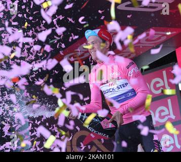 Maglia rosa Bob Jungels, lussemburghese del team Quick-Step, celebra la maglia rosa del leader assoluto dopo la 5th° tappa del giro d'Italia 100th, Tour d'Italia, gara ciclistica da Pedara a Messina il 10 maggio 2017 in Sicilia. Gaviria, della scuderia Quick Step, aveva preso il comando della gara vincendo la terza tappa di domenica e ottenuto il suo secondo successo in un volata al termine della corsa 159km da Pedara a Messina, in Sicilia. (Foto di Gabriele Maricchiolo/NurPhoto) *** Please use Credit from Credit Field *** Foto Stock