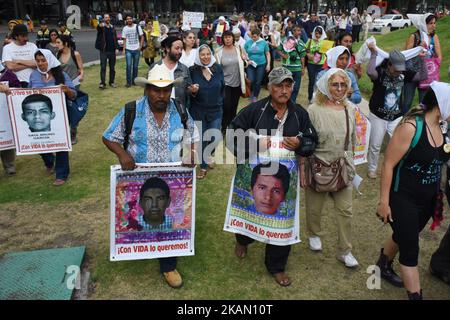 La gente partecipa a una protesta 'né dimenticanza né perdono' contro di genocidi e persone scomparse del Messico e dell'Argentina ad Angel of Independence il 10 maggio 2017 a Città del Messico, Messico (Foto di Carlos Tischler/NurPhoto) *** Please use Credit from Credit Field *** Foto Stock