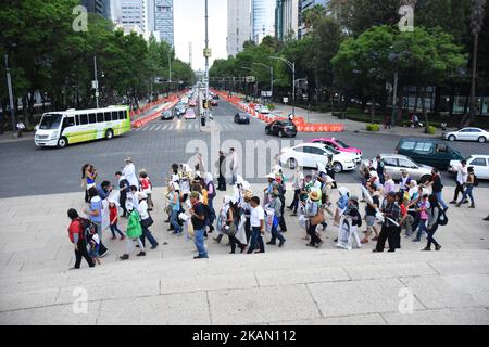 La gente partecipa a una protesta 'né dimenticanza né perdono' contro di genocidi e persone scomparse del Messico e dell'Argentina ad Angel of Independence il 10 maggio 2017 a Città del Messico, Messico (Foto di Carlos Tischler/NurPhoto) *** Please use Credit from Credit Field *** Foto Stock