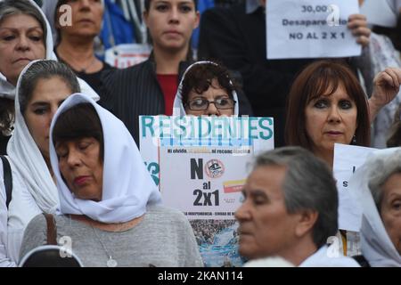 La gente partecipa a una protesta 'né dimenticanza né perdono' contro di genocidi e persone scomparse del Messico e dell'Argentina ad Angel of Independence il 10 maggio 2017 a Città del Messico, Messico (Foto di Carlos Tischler/NurPhoto) *** Please use Credit from Credit Field *** Foto Stock