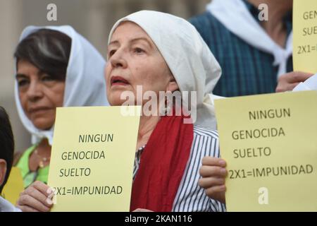 La gente partecipa a una protesta 'né dimenticanza né perdono' contro di genocidi e persone scomparse del Messico e dell'Argentina ad Angel of Independence il 10 maggio 2017 a Città del Messico, Messico (Foto di Carlos Tischler/NurPhoto) *** Please use Credit from Credit Field *** Foto Stock