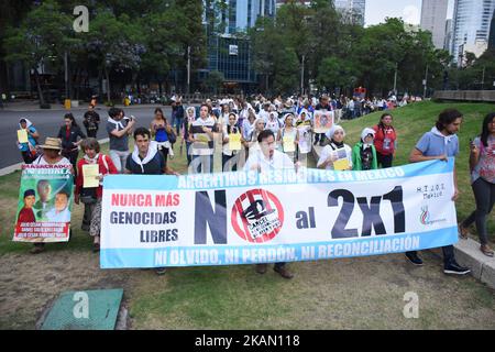 La gente partecipa a una protesta 'né dimenticanza né perdono' contro di genocidi e persone scomparse del Messico e dell'Argentina ad Angel of Independence il 10 maggio 2017 a Città del Messico, Messico (Foto di Carlos Tischler/NurPhoto) *** Please use Credit from Credit Field *** Foto Stock