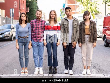 Gruppo urbano di giovani studenti universitari in piedi sulla strada della città - nuovo concetto di vita sociale normale con i giovani cittadini preoccupati per i problemi di così Foto Stock