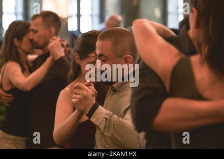 Le coppie perfezionano il tango argentino durante un evento di milonga pomeridiano all'Hevre Pub, un evento che faceva parte del Krakus Aires Tango Festival 2017, un 'ponte-festival' tra il mondo del tango orientale e occidentale. Domenica 7 maggio 2017 a Cracovia, Polonia. *** Utilizzare il campo credito da credito *** Foto Stock