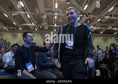 Kevin Lyman (C) e Felix Baldauf-Lenschen (Hidden) della startup Enlitic React dopo essere stati annunciati vincitori durante il Cube Challenge Award show alla CUBE Tech Fair for Startups di Berlino, Germania, il 12 maggio 2017. (Foto di Emmanuele Contini/NurPhoto) *** Please use Credit from Credit Field *** Foto Stock