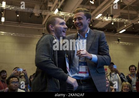 Kevin Lyman (L) e Felix Baldauf-Lenschen (R) della startup Enlitic React dopo essere stati annunciati vincitori durante la fiera Cube Challenge Award alla FIERA tecnologica CUBE per le startup a Berlino, in Germania, il 12 maggio 2017. (Foto di Emmanuele Contini/NurPhoto) *** Please use Credit from Credit Field *** Foto Stock