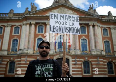 Per la marcia globale della Marijuana, sostenitori della legalizzazione per uso medico e ricreativo, si è tenuto uno stand sulla piazza principale di Tolosa, il Capitole, per informare le persone sulla cannabis. Le autorità di Tolosa negano loro il diritto di fare una marcia; un uomo ha un cartello con la scritta "avanti per la legalizzazione" davanti al municipio di tolosa. Tolosa. Francia. Maggio 13th 2017. (Foto di Alain Pitton/NurPhoto) *** Please use Credit from Credit Field *** Foto Stock