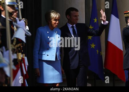 Il neoeletto Presidente Emmanuel Macron e sua moglie Brigitte Trogneux posano sulle scale del Palazzo Elysee dopo la cerimonia di consegna con il Presidente uscente francese Francois Hollande il 14 maggio 2017 a Parigi, Francia. Macron è stato eletto presidente della Repubblica francese il 07 maggio 2017 con il 66,1% dei voti espressi. (Foto di Mehdi Taamallah/NurPhoto) *** Please use Credit from Credit Field *** Foto Stock