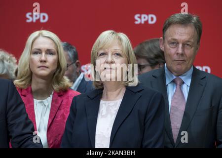 Il candidato ed ex governatore della Renania settentrionale-Vestfalia Hannelore Kraft (C) e i membri del consiglio di amministrazione del partito della SPD Manuela Schwesig (L) e Thomas Oppermann (R) sono raffigurati durante una conferenza stampa a seguito dei risultati delle elezioni di Stato nella NRW presso la sede del partito Willy-Brandt-Haus a Berlino, in Germania, il 15 maggio 2017. (Foto di Emmanuele Contini/NurPhoto) *** Please use Credit from Credit Field *** Foto Stock