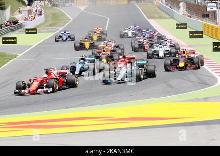 Il pilota tedesco della Ferrari Sebastian Vettel è in testa dopo l'inizio del Gran Premio di Formula uno spagnolo al circuito di Catalunya il 14 maggio 2017 a Montmelo, alla periferia di Barcellona. (Foto di Urbanandsport/NurPhoto) *** Please use Credit from Credit Field *** Foto Stock