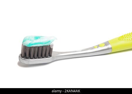 dentifricio sullo spazzolino isolato su sfondo bianco. Foto Stock