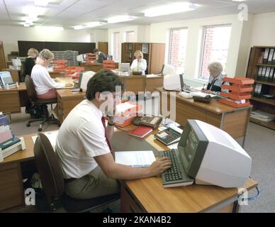 1989, storico, open space, dipendenti maschi e femmine che lavorano alla scrivania, alcuni al telefono, Inghilterra, Regno Unito utilizzando console o PC dell'epoca. Fu all'inizio degli anni '80s, quando IBM lanciò il suo PC, che il mercato dei personal computer desktop di piccole dimensioni iniziò davvero. Foto Stock