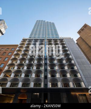 Vista su Bathurst Street dall'alto dell'edificio, dai piani inferiori dell'hotel ai piani superiori degli appartamenti. The Castle & Porter House, Sydney, Australia. Arco Foto Stock