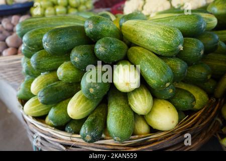 Mucchio di frutta verde di cetriolo isolato sul cestino Foto Stock