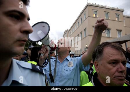 Un funzionario grida slogan contro il governo durante una manifestazione al di fuori del Parlamento, nel centro di Atene, il 17 maggio 2017. Funzionari di polizia provenienti da tutta la Grecia, insieme a vigili del fuoco e guardie costiere, protestano per il nuovo accordo governativo con i creditori internazionali della Grecia che impone nuovi aumenti fiscali e tagli alla spesa. (Foto di Panayotis Tzamaros/NurPhoto) *** Please use Credit from Credit Field *** Foto Stock