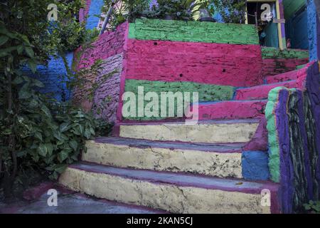 Kampung Pelangi (villaggio arcobaleno) situato a Kalisari Village-Semarang-Central Java il 18 maggio 2017 dipingere con pittura colorata dando lo sguardo sporco una volta al villaggio andato forever.The idea venire da Semarang sindaco Sig. Hendrar Prihadi che pensano dando il villaggio come un arcobaleno, attrarrà la gente da visitare e può diventare destinazione di viaggio per la gente che visita semarang così darà più reddito alla gente che vive al villaggio. (Foto di Donal Husni/NurPhoto) *** Please use Credit from Credit Field *** Foto Stock