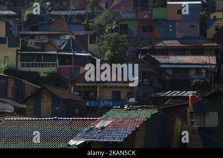 Kampung Pelangi (villaggio arcobaleno) situato a Kalisari Village-Semarang-Central Java il 18 maggio 2017 dipingere con pittura colorata dando lo sguardo sporco una volta al villaggio andato forever.The idea venire da Semarang sindaco Sig. Hendrar Prihadi che pensano dando il villaggio come un arcobaleno, attrarrà la gente da visitare e può diventare destinazione di viaggio per la gente che visita semarang così darà più reddito alla gente che vive al villaggio. (Foto di Donal Husni/NurPhoto) *** Please use Credit from Credit Field *** Foto Stock