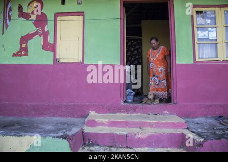 Kampung Pelangi (villaggio arcobaleno) situato a Kalisari Village-Semarang-Central Java il 18 maggio 2017 dipingere con pittura colorata dando lo sguardo sporco una volta al villaggio andato forever.The idea venire da Semarang sindaco Sig. Hendrar Prihadi che pensano dando il villaggio come un arcobaleno, attrarrà la gente da visitare e può diventare destinazione di viaggio per la gente che visita semarang così darà più reddito alla gente che vive al villaggio. (Foto di Donal Husni/NurPhoto) *** Please use Credit from Credit Field *** Foto Stock