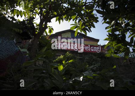 Kampung Pelangi (villaggio arcobaleno) situato a Kalisari Village-Semarang-Central Java il 18 maggio 2017 dipingere con pittura colorata dando lo sguardo sporco una volta al villaggio andato forever.The idea venire da Semarang sindaco Sig. Hendrar Prihadi che pensano dando il villaggio come un arcobaleno, attrarrà la gente da visitare e può diventare destinazione di viaggio per la gente che visita semarang così darà più reddito alla gente che vive al villaggio. (Foto di Donal Husni/NurPhoto) *** Please use Credit from Credit Field *** Foto Stock