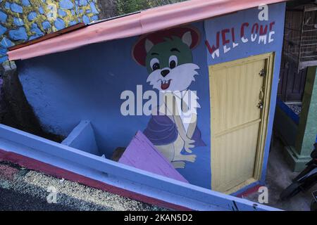 Kampung Pelangi (villaggio arcobaleno) situato a Kalisari Village-Semarang-Central Java il 18 maggio 2017 dipingere con pittura colorata dando lo sguardo sporco una volta al villaggio andato forever.The idea venire da Semarang sindaco Sig. Hendrar Prihadi che pensano dando il villaggio come un arcobaleno, attrarrà la gente da visitare e può diventare destinazione di viaggio per la gente che visita semarang così darà più reddito alla gente che vive al villaggio. (Foto di Donal Husni/NurPhoto) *** Please use Credit from Credit Field *** Foto Stock