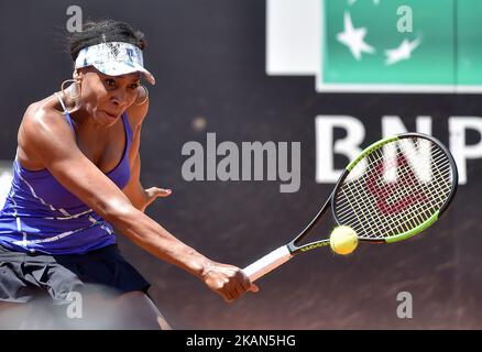 Venus Williams in azione durante la sua partita contro Johanna Konta - internazionali BNL d'Italia 2017 il 16 maggio 2017 a Roma, Italia. (Foto di Silvia Lore/NurPhoto) *** Please use Credit from Credit Field *** Foto Stock