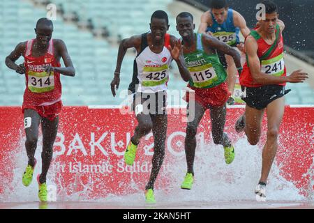 Mohamed Tindouft (a destra) del Marocco contrasta la gara nella finale maschile di Steeplechase 3000m, durante un evento atletico a Baku 2017 - 4th Giochi islamici di solidarietà allo Stadio Olimpico di Baku. Giovedì 18 maggio 2017 a Baku, Azerbaigian. *** Utilizzare il campo credito da credito *** Foto Stock