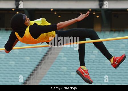 Il salto finale per Yousra Arat di Algeria nella finale di High Jump femminile, durante il terzo giorno di atletica a Baku 2017 - 4th Giochi islamici di solidarietà allo Stadio Olimpico di Baku. Giovedì 18 maggio 2017 a Baku, Azerbaigian. *** Utilizzare il campo credito da credito *** Foto Stock