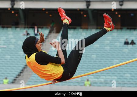 Il salto finale per Yousra Arat di Algeria nella finale di High Jump femminile, durante il terzo giorno di atletica a Baku 2017 - 4th Giochi islamici di solidarietà allo Stadio Olimpico di Baku. Giovedì 18 maggio 2017 a Baku, Azerbaigian. *** Utilizzare il campo credito da credito *** Foto Stock