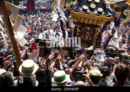 I residenti di Asakusa si riuniscono per portare un 'mikoshi' (santuari portatili) mentre cantano insieme durante il Festival di Sanja di fronte al Tempio senso-ji ad Asakusa, Tokyo, il 20 maggio 2017. Questi mikoshi sono trasportati nelle strade di Asakusa per portare fortuna, benedizioni e prosperità alla zona e ai suoi abitanti. (Foto di Richard Atrero de Guzman/NurPhoto) *** Please use Credit from Credit Field *** Foto Stock