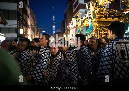 I residenti di Asakusa insieme per portare un 'mikoshi' (santuari portatili) mentre cantano insieme durante il Festival di Sanja ad Asakusa, Tokyo, il 20 maggio 2017. Questi mikoshi sono trasportati nelle strade di Asakusa per portare fortuna, benedizioni e prosperità alla zona e ai suoi abitanti. (Foto di Richard Atrero de Guzman/NurPhoto) *** Please use Credit from Credit Field *** Foto Stock