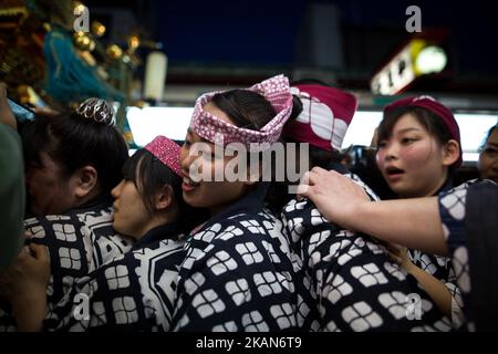 I residenti di Asakusa insieme per portare un 'mikoshi' (santuari portatili) mentre cantano insieme durante il Festival di Sanja ad Asakusa, Tokyo, il 20 maggio 2017. Questi mikoshi sono trasportati nelle strade di Asakusa per portare fortuna, benedizioni e prosperità alla zona e ai suoi abitanti. (Foto di Richard Atrero de Guzman/NurPhoto) *** Please use Credit from Credit Field *** Foto Stock