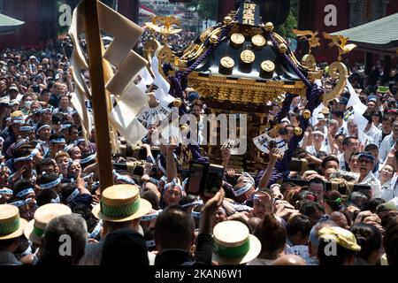 I residenti di Asakusa si riuniscono per portare un 'mikoshi' (santuari portatili) mentre cantano insieme durante il Festival di Sanja di fronte al Tempio senso-ji ad Asakusa, Tokyo, il 20 maggio 2017. Questi mikoshi sono trasportati nelle strade di Asakusa per portare fortuna, benedizioni e prosperità alla zona e ai suoi abitanti. (Foto di Richard Atrero de Guzman/NurPhoto) *** Please use Credit from Credit Field *** Foto Stock