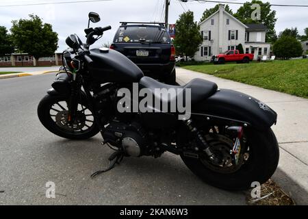 Matt Black Harley Davidson, un SUV con colletto scuro e un pick-up rosso parcheggiato in una strada residenziale a QuarryVile, PA, il 20 maggio 2017. A Rising Sun, MD based KKK capitolo ha annunciato una croce bruciare nella rurale Lancaster County, Pennsylvania città. (Foto di Bastiaan Slabbers/NurPhoto) *** Please use Credit from Credit Field *** Foto Stock