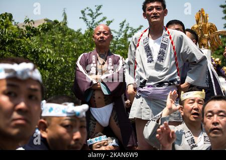 I festaioli aspettano di portare un 'mikoshi' (santuari portatili) durante il Festival di Sanja di fronte al Tempio senso-ji ad Asakusa, Tokyo, il 20 maggio 2017. Questi mikoshi sono trasportati nelle strade di Asakusa per portare fortuna, benedizioni e prosperità alla zona e ai suoi abitanti. (Foto di Richard Atrero de Guzman/NurPhoto) *** Please use Credit from Credit Field *** Foto Stock