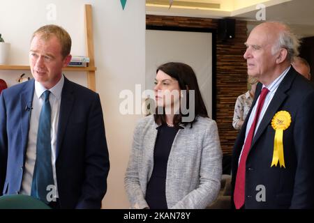 Tim Farron, leader dei liberal-democratici, seconda sinistra, parla con Anthony Fletcher, amministratore delegato di Graze.com, lasciato come Sarah Olney, candidato liberal-democratico per Richmond Park, E vince Cable, candidato liberal-democratico per Twickenham, destra, osservi sopra durante un evento generale di campagna elettorale alla sede Graze.com nel distretto di Twickenham di Londra, Regno Unito, lunedì 22 maggio 2017. Un sondaggio di YouGov PLC per il giornale Standard serale ha suggerito che l'ex segretario d'affari liberaldemocratico, vince Cable, è pronto a riconquistare il suo ex distretto di Twickenham dai Tories, A. Foto Stock