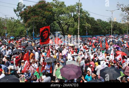 Gli attivisti della sinistra indiana si sono riuniti per marciare verso la sede del governo statale a Kolkata , India, lunedì 22nd maggio 2017. Gli attivisti di sinistra si scontrano con la polizia durante il mese di marzo con i capi del governo del Bengala occidentale che chiedono una riforma dei prezzi nel settore agricolo e una maggiore sicurezza alimentare. (Foto di Sonali Pal Chaudhury/NurPhoto) *** Please use Credit from Credit Field *** Foto Stock