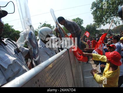 Gli attivisti del sinistra indiano cercano di rompere il barricato della polizia durante il mese di marzo verso i quartieri del governo dello stato a Kolkata , India, lunedì 22nd maggio 2017. Gli attivisti di sinistra si scontrano con la polizia durante il mese di marzo con i capi del governo del Bengala occidentale che chiedono una riforma dei prezzi nel settore agricolo e una maggiore sicurezza alimentare. (Foto di Sonali Pal Chaudhury/NurPhoto) *** Please use Credit from Credit Field *** Foto Stock