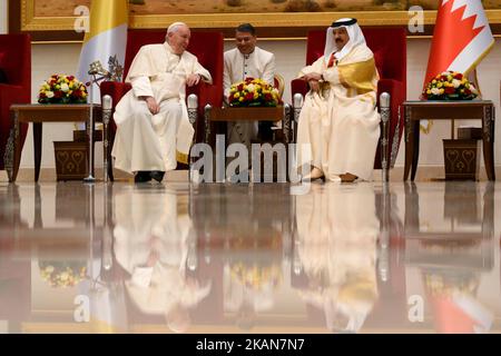 Base aerea di Sakhir, Bahrain. 03rd Nov 2022. Papa Francesco parla con il re del Bahrain Hamad bin Isa al Khalifa mentre arriva alla base aerea di Sakhir, Bahrain, Papa Francesco sta facendo la visita del 3-6 novembre per partecipare ad una conferenza sponsorizzata dal governo sul dialogo Est-Ovest e per servire la piccola comunità cattolica del Bahrain, Parte del suo impegno per proseguire il dialogo con il mondo musulmano fotografia di Vatican Mediia/Catholic Press Photos . LIMITATO ALL'USO EDITORIALE - NESSUN MARKETING - NESSUNA CAMPAGNA PUBBLICITARIA. Credit: Independent Photo Agency/Alamy Live News Credit: Independent Photo Agency Srl/Ala Foto Stock