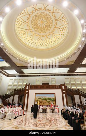 Base aerea di Sakhir, Bahrain. 03rd Nov 2022. Papa Francesco parla con il re del Bahrain Hamad bin Isa al Khalifa mentre arriva alla base aerea di Sakhir, Bahrein, giovedì, Papa Francesco sta facendo la visita del 3-6 novembre per partecipare ad una conferenza sponsorizzata dal governo sul dialogo Est-Ovest e per assistere alla minuscola comunità cattolica del Bahrein, Parte del suo impegno per proseguire il dialogo con il mondo musulmano fotografia di Vatican Mediia/Catholic Press Photos . LIMITATO ALL'USO EDITORIALE - NESSUN MARKETING - NESSUNA CAMPAGNA PUBBLICITARIA. Credit: Independent Photo Agency/Alamy Live News Credit: Independent Photo Agen Foto Stock