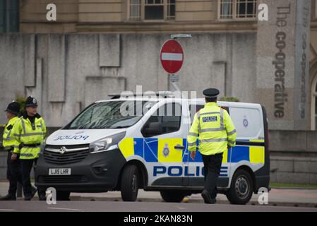 Gli agenti di polizia sorvegliano la zona circostante, fuori dalla Manchester Arena, a Manchester, Regno Unito, martedì 23rd maggio 2017. La polizia della Greater Manchester sta trattando l'esplosione dopo il concerto di Ariana Grande, che si è svolto il 05/22/2017 alla Manchester Arena, come un incidente terroristico. (Foto di Jonathan Nicholson/NurPhoto) *** Please use Credit from Credit Field *** Foto Stock