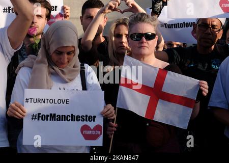 La gente tiene i segni che dicono 'girano all'amore per Manchester' durante una veglia per le vittime dell'attacco terroristico della Manchester Arena di ieri a Trafalgar Square il 23 maggio 2017 a Londra, Inghilterra. 22 persone, tra cui bambini, sono state uccise e 59 feriti in un'esplosione durante un concerto alla Manchester Arena la scorsa notte. La polizia della Greater Manchester sta trattando l'incidente come un attacco terroristico e dice che l'attaccante è morto nell'esplosione. (Foto di Jay Shaw Baker/NurPhoto) *** Please use Credit from Credit Field *** Foto Stock