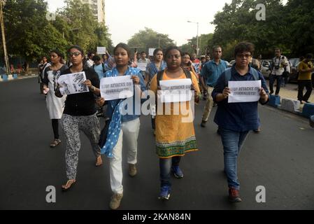 I giornalisti indiani prendono parte a un rally di protesta dopo l'assalto della polizia di Kolkata lunedì, mentre coprono gli scontri tra la polizia e il fronte sinistro a Kolkata, India, martedì 23rd maggio 2017. Oltre una dozzina di giornalisti sono stati assaliti dalla polizia di Kolkata il 22nd maggio, mentre si è svolta una marcia di protesta organizzata dal fronte sinistro. (Foto di Sonali Pal Chaudhury/NurPhoto) *** Please use Credit from Credit Field *** Foto Stock