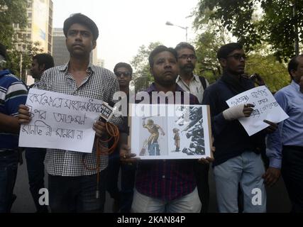 I giornalisti indiani prendono parte a un rally di protesta dopo l'assalto della polizia di Kolkata lunedì, mentre coprono gli scontri tra la polizia e il fronte sinistro a Kolkata, India, martedì 23rd maggio 2017. Oltre una dozzina di giornalisti sono stati assaliti dalla polizia di Kolkata il 22nd maggio, mentre si è svolta una marcia di protesta organizzata dal fronte sinistro. (Foto di Sonali Pal Chaudhury/NurPhoto) *** Please use Credit from Credit Field *** Foto Stock