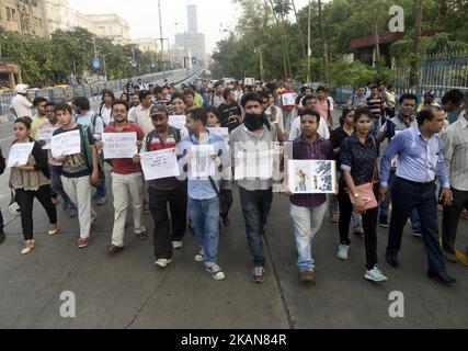 I giornalisti indiani prendono parte a un rally di protesta dopo l'assalto della polizia di Kolkata lunedì, mentre coprono gli scontri tra la polizia e il fronte sinistro a Kolkata, India, martedì 23rd maggio 2017. Oltre una dozzina di giornalisti sono stati assaliti dalla polizia di Kolkata il 22nd maggio, mentre si è svolta una marcia di protesta organizzata dal fronte sinistro. (Foto di Sonali Pal Chaudhury/NurPhoto) *** Please use Credit from Credit Field *** Foto Stock